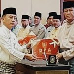 Plt Gubernur Provinsi Kepri, H Isdianto, saat menyerahkan DPA APBD Kepri tahun 2020 kepada seluruh OPD di lingkungan Pemerintah Provinsi Kepri, Jum'at (27/12/2019). (eva/haluankepri.com)