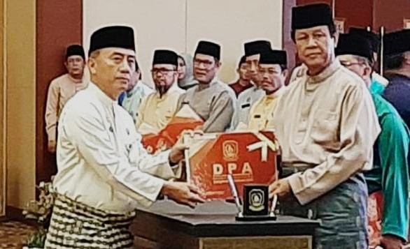 Plt Gubernur Provinsi Kepri, H Isdianto, saat menyerahkan DPA APBD Kepri tahun 2020 kepada seluruh OPD di lingkungan Pemerintah Provinsi Kepri, Jum'at (27/12/2019). (eva/haluankepri.com)
