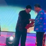 Bupati KKA, Abdul Haris, SH, saat menerima penghargaan dari Kemenkum HAM. (istimewa)