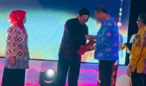 Bupati KKA, Abdul Haris, SH, saat menerima penghargaan dari Kemenkum HAM. (istimewa)