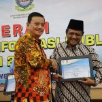 Kabag TU Kemenag Kepri, H. Abu Sufyan (kanan) menerima penghargaan dalam Anugerah Keterbukaan Informasi Publik di Hotel Aston Tanjungpinang, Rabu (4/12/2019) malam. (istimewa)
