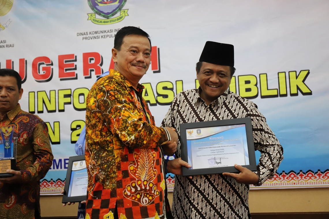 Kabag TU Kemenag Kepri, H. Abu Sufyan (kanan) menerima penghargaan dalam Anugerah Keterbukaan Informasi Publik di Hotel Aston Tanjungpinang, Rabu (4/12/2019) malam. (istimewa)