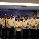 Kakanwil Kemenag Kepri, Dr. Drs. H. Mukhlisuddin, SH, MA (tengah) foto bersama saat membuka konsinyering seleksi administrasi pengadaan CPNS 2019 di Hotel Aston Tanjungpinang, Senin (2/12/2019). (istimewa)