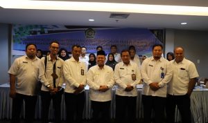 Kakanwil Kemenag Kepri, Dr. Drs. H. Mukhlisuddin, SH, MA (tengah) foto bersama saat membuka konsinyering seleksi administrasi pengadaan CPNS 2019 di Hotel Aston Tanjungpinang, Senin (2/12/2019). (istimewa)