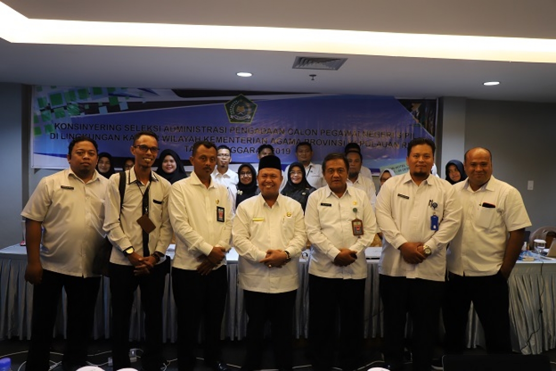 Kakanwil Kemenag Kepri, Dr. Drs. H. Mukhlisuddin, SH, MA (tengah) foto bersama saat membuka konsinyering seleksi administrasi pengadaan CPNS 2019 di Hotel Aston Tanjungpinang, Senin (2/12/2019). (istimewa)