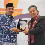 Drs. Erman Zaruddin, M.M.Pd, Kakan Kemenag Bintan (kiri) penggiat literasi di Kepri, menerima penghargaan. (istimewa)