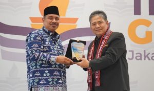 Drs. Erman Zaruddin, M.M.Pd, Kakan Kemenag Bintan (kiri) penggiat literasi di Kepri, menerima penghargaan. (istimewa)