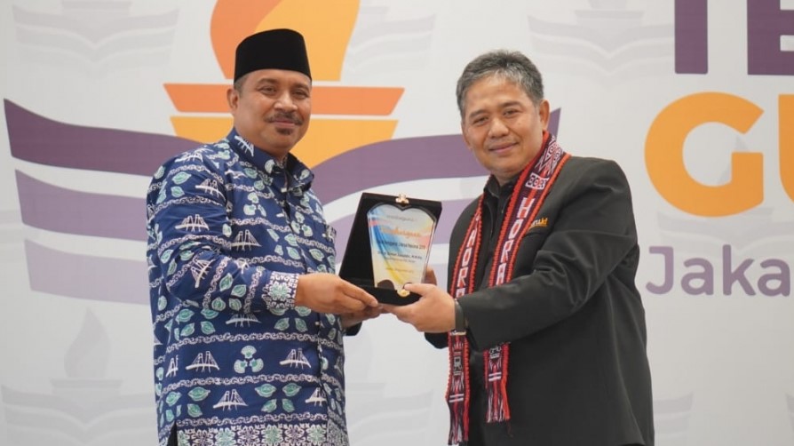 Drs. Erman Zaruddin, M.M.Pd, Kakan Kemenag Bintan (kiri) penggiat literasi di Kepri, menerima penghargaan. (istimewa)