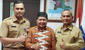 Wakil Bupati KKA, Wan Zuhendra (tengah) bersama Dirjen Bina Administrasi Kewilayahan H. Sugiarto, dan, Edy Cahyono, Kepala Sub Direktorat Kecamatan. (istimewa)