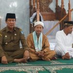 Plt Gubernur Kepri, Isdianto (kiri) saat silaturrahmi dengan RT dan RW se-Kabupaten Natuna di Gedung Sri Srindit Ranai. (fatur/haluankepri.com) Plt Gubernur Kepri, Isdianto (kiri) saat silaturrahmi dengan RT dan RW se-Kabupaten Natuna di Gedung Sri Srindit Ranai. (fatur/haluankepri.com)