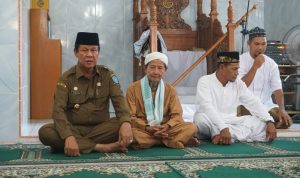 Plt Gubernur Kepri, Isdianto (kiri) saat silaturrahmi dengan RT dan RW se-Kabupaten Natuna di Gedung Sri Srindit Ranai. (fatur/haluankepri.com) Plt Gubernur Kepri, Isdianto (kiri) saat silaturrahmi dengan RT dan RW se-Kabupaten Natuna di Gedung Sri Srindit Ranai. (fatur/haluankepri.com)