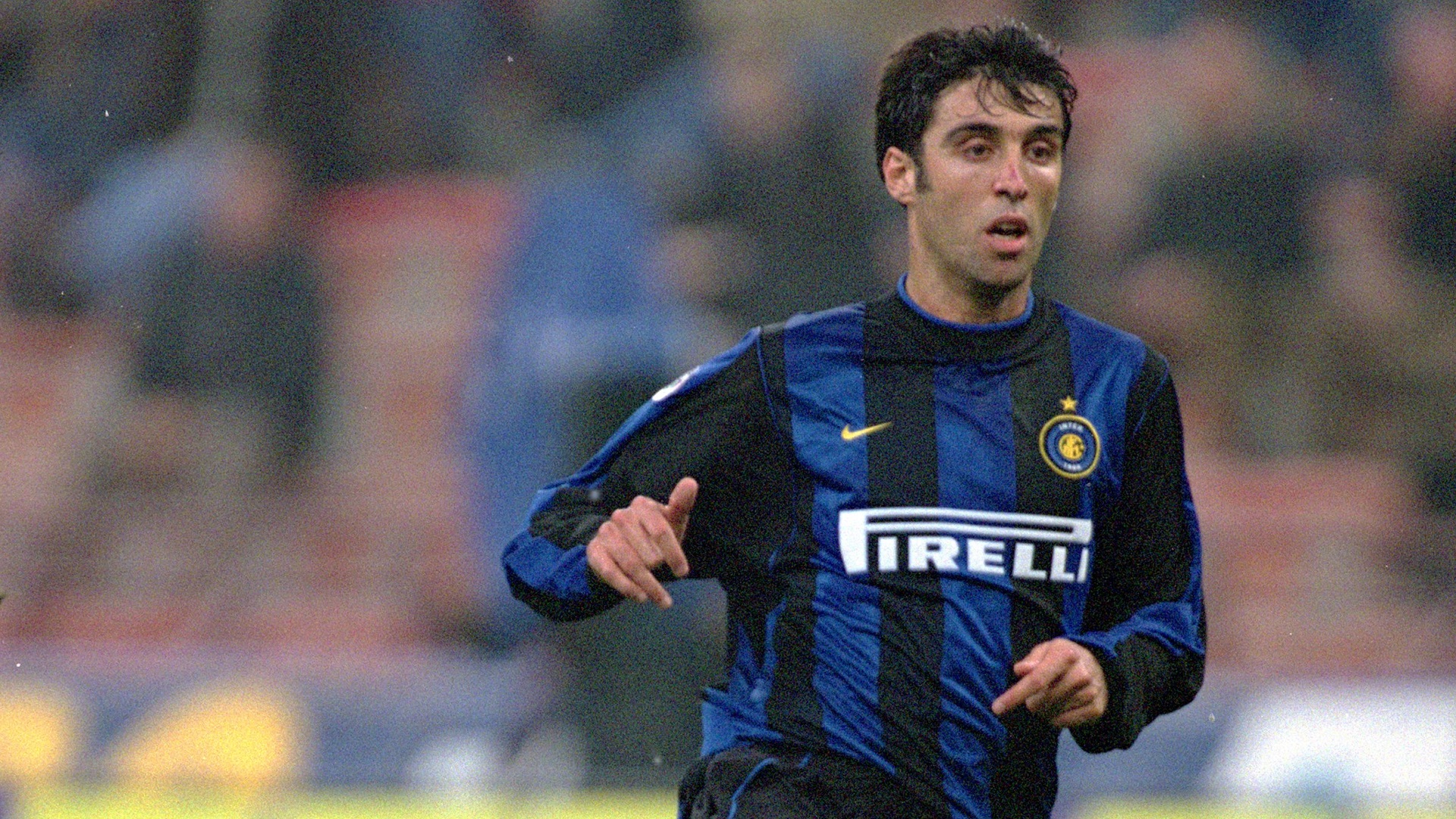 Hakan Sukur saat masih memperkuat Inter Milan. (internet)