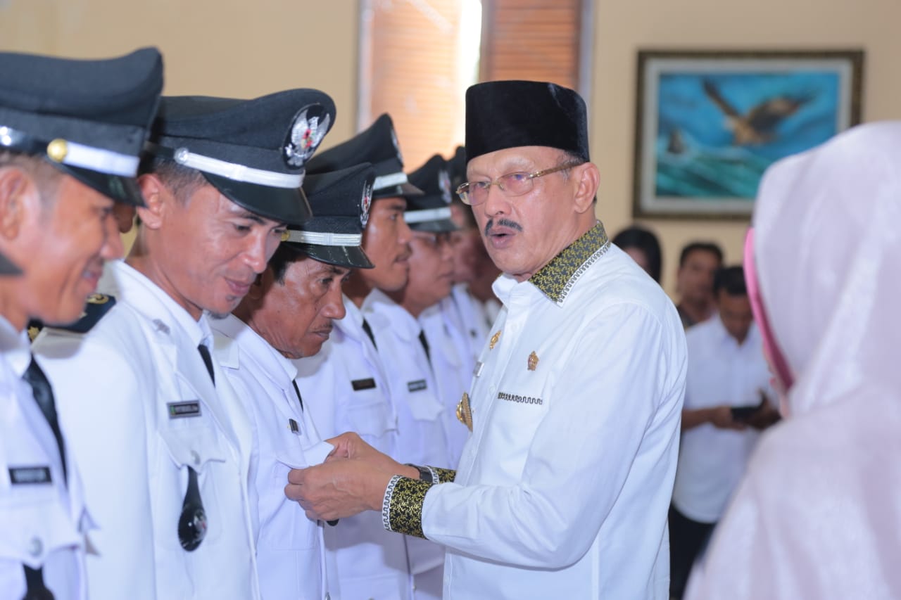 Bupati Natuna, Hamid Rizal, saat melantik Kades. (fatur/haluankepri.com)