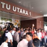 Sejumlah driver taksi konvensional padati Lobby pintu Utara Mega Mall, Kamis (2/1/2020) siang. (boby/haluankepri.com)