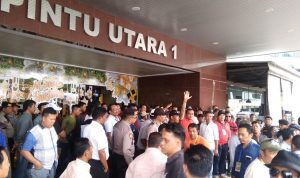 Sejumlah driver taksi konvensional padati Lobby pintu Utara Mega Mall, Kamis (2/1/2020) siang. (boby/haluankepri.com)