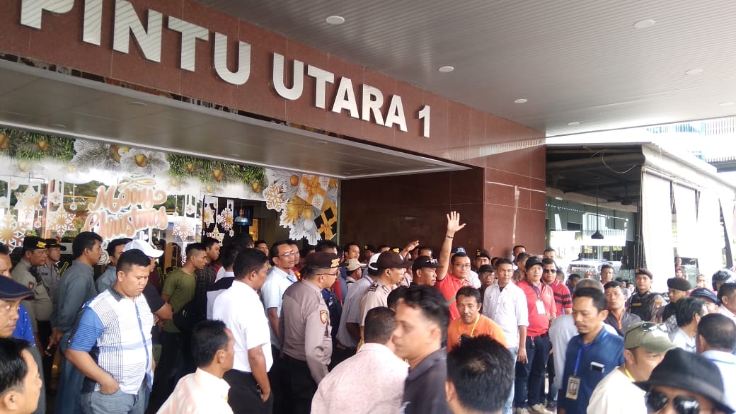 Sejumlah driver taksi konvensional padati Lobby pintu Utara Mega Mall, Kamis (2/1/2020) siang. (boby/haluankepri.com)