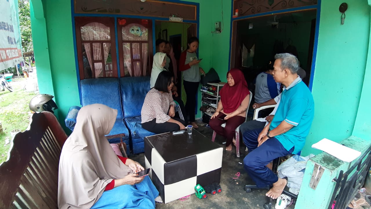 Kanit PPA Satreskrim Polres Bintan Ipda Florensia saat menyambangi rumah Susanti di Bintan Bekapur Rt 12 Rw 06 Desa Bintan Buyu, Kamis (2/1) siang. (okialexander/haluankepri.com)