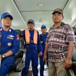 Tim Polair Polres Karimun bersama Hamzah melakukan pencarian keberadaan Gani di sekitar Pulau Burung. (ilham/haluankepri.com)