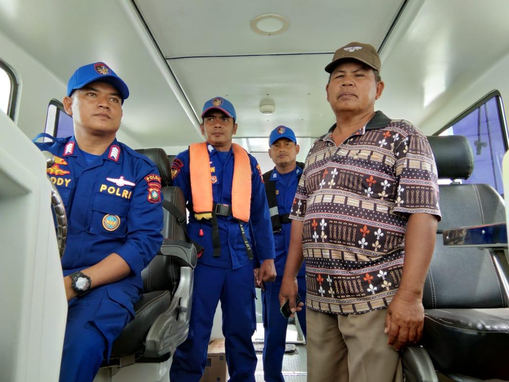 Tim Polair Polres Karimun bersama Hamzah melakukan pencarian keberadaan Gani di sekitar Pulau Burung. (ilham/haluankepri.com)