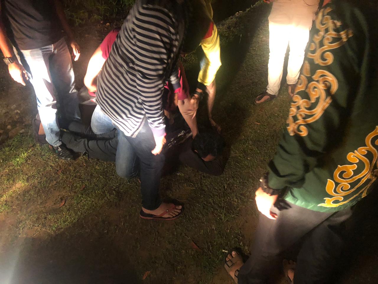 Jefry (18) saat diamankan polisi di pertigaan lampu merah menuju Sei Lekop pada Jum'at (3/1) dini hari tadi. (istimewa)