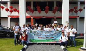 HDC Manager PT CDN Kepri, Tony Anggadha foto bersama dengan awak media. (damri/haluankepri.com)