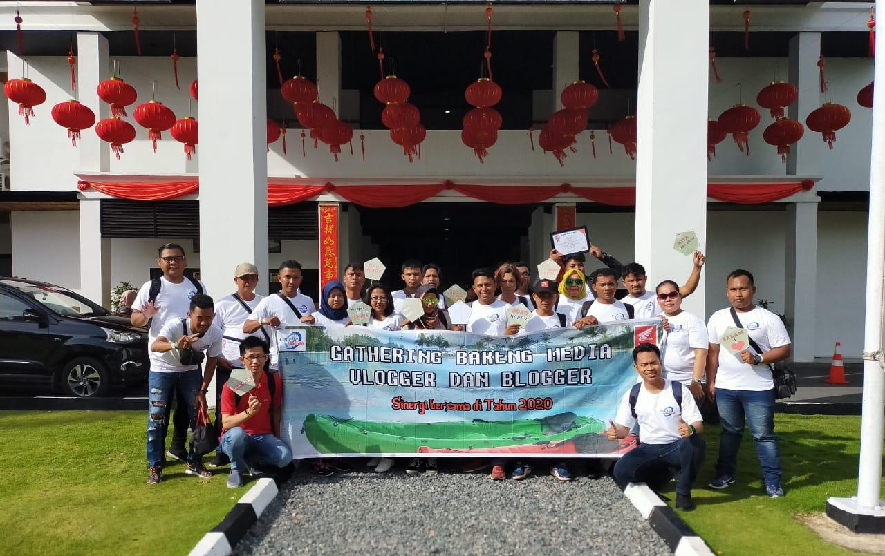 HDC Manager PT CDN Kepri, Tony Anggadha foto bersama dengan awak media. (damri/haluankepri.com)