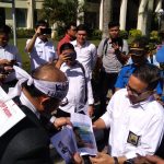 Jadi Rajagukguk menyerahkan tuntunannya kepada Kepala BP Batam yang diterima oleh Direktur Humas dan Promosi BP Batam, Dendi Gustinandar. (boby/haluankepri.com)