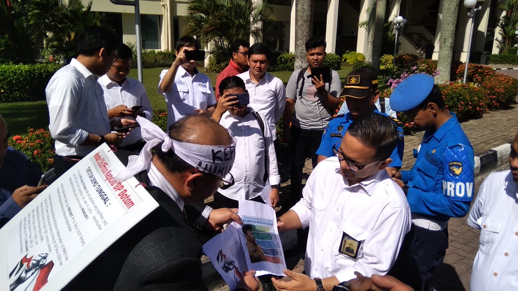 Jadi Rajagukguk menyerahkan tuntunannya kepada Kepala BP Batam yang diterima oleh Direktur Humas dan Promosi BP Batam, Dendi Gustinandar. (boby/haluankepri.com)