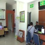 Staf Pengadilan Agama Tanjungbalai Karimun saat melayani pengunjung. (ilham/haluankepri.com)