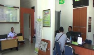 Staf Pengadilan Agama Tanjungbalai Karimun saat melayani pengunjung. (ilham/haluankepri.com)