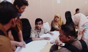 Suasana penandatanganan perjanjian fakta integritas Anti Narkoba oleh seluruh pegawai di lingkungan Pemerintah Provinsi Kepri di Aula Kantor Gubernur Kepri Dompak, Selasa (7/1/2020). (eva/haluankepri.com)