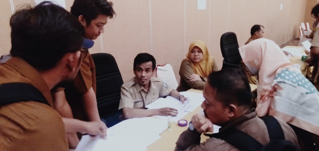 Suasana penandatanganan perjanjian fakta integritas Anti Narkoba oleh seluruh pegawai di lingkungan Pemerintah Provinsi Kepri di Aula Kantor Gubernur Kepri Dompak, Selasa (7/1/2020). (eva/haluankepri.com)