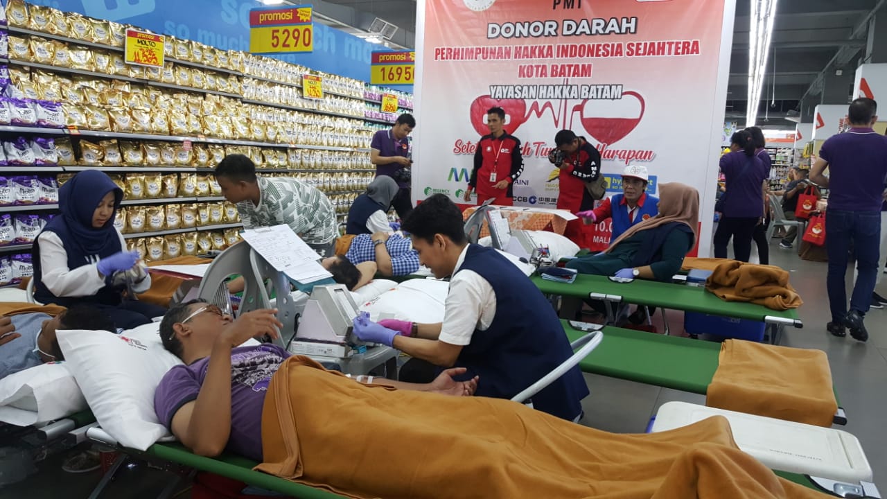 Sejumlah peserta mengikuti donor darah yang digelar oleh Hakka Batam. (damri/haluankepri.com)