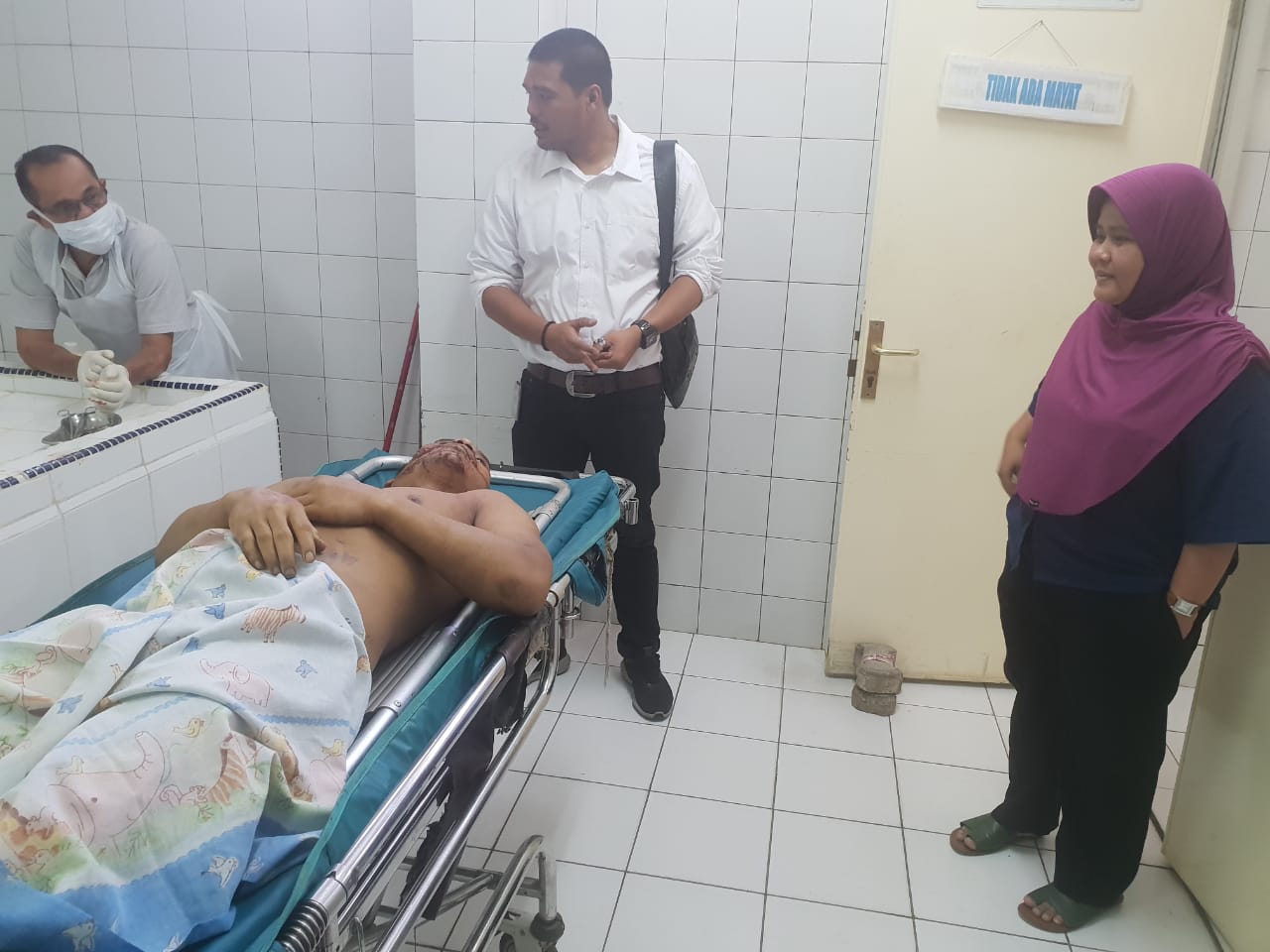 Jenazah Aryo Towo, pekerja KIP Satria Anugrah 1 mitra PT Timah saat berada di RSUD M Sani. (ilham/haluankepri.com)