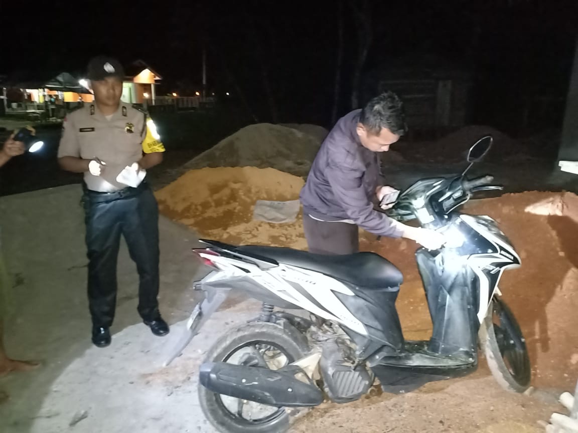 Sepeda motor yang diduga kuat milik pelaku pencurian babi diamankan petugas dekat tanah kuning lahan PT BAI Galang Batang, Kecamatan Gunung Kijang, Selasa (14/1/2020) dini hari. (istimewa)