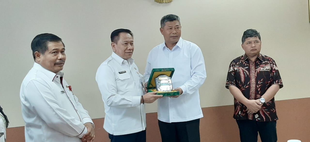 Bupati KKA Abdul Haris, SH menyerahkan cinderamata kepada Dirjen Adwil, Eko Subowo. (istimewa)