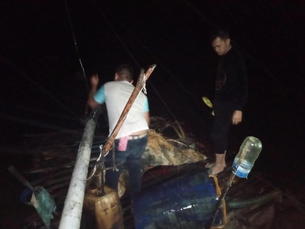 Personil Satreskrim Polres Bintan memasang police line disekitar lokasi tambang di Kecamatan Gunung Kijang, Selasa (14/1) malam lalu. (istimewa)