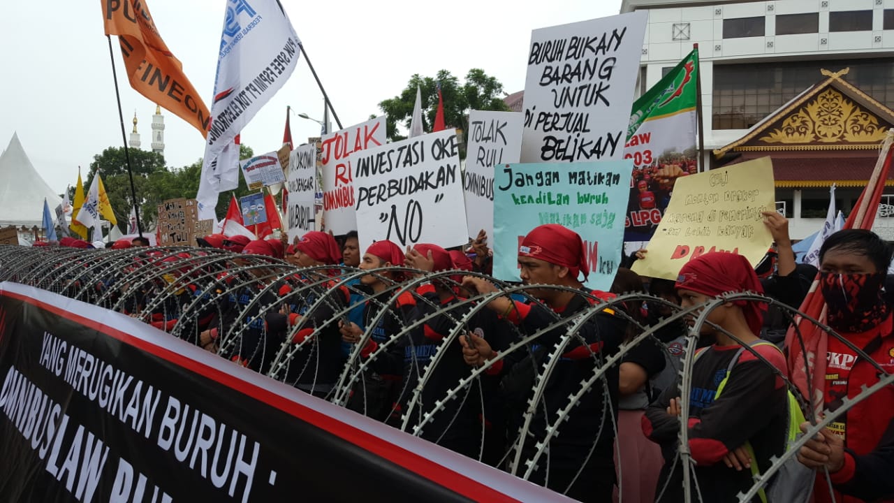 Buruh Kota Batam sedang demo di depan kantor DPRD Kota Batam. (damri/haluankepri.com)