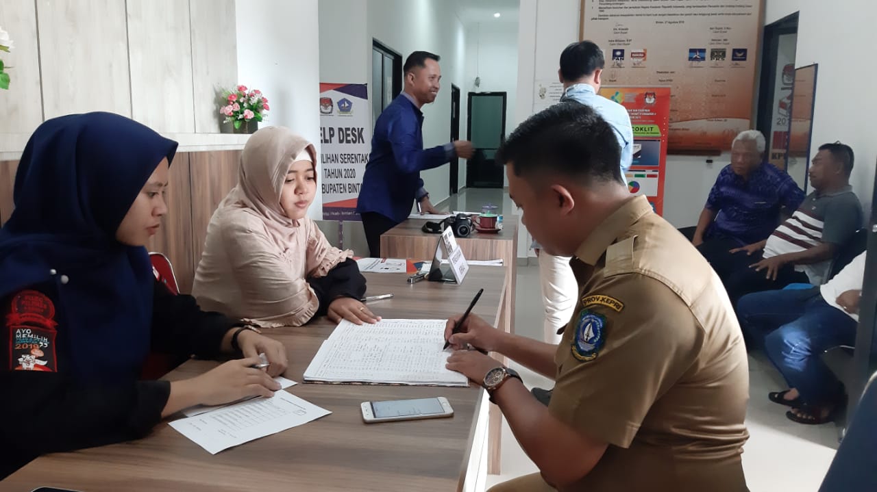 Salah seorang pelamar calon anggota PPK ketika mengembalikan berkas lamaran di Kantor KPU Bintan di Jalan Tata Bumi Ceruk Ijuk Kecamatan Toapaya, Selasa (21/1/2020) pagi. (okialexander/haluankepri.com)