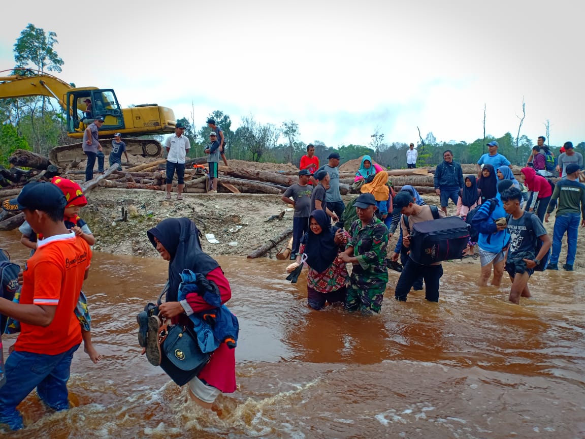 Warga Bungut masih susah melintasi jalan Raya Batubi Kelarik. (fatur/haluankepri.com)