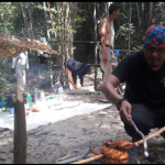 ANAK muda yang hobi berkegiatan alam bebas mulai beralih dengan teknik bushcraft di Karimun. (ilham/haluankepri.com)
