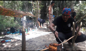 ANAK muda yang hobi berkegiatan alam bebas mulai beralih dengan teknik bushcraft di Karimun. (ilham/haluankepri.com)