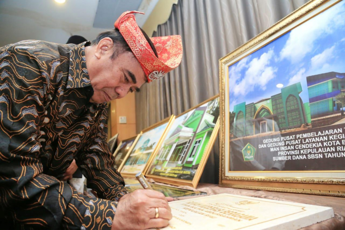 Menag RI, Fachrul Razi tandatangan prasasti (istimewa)