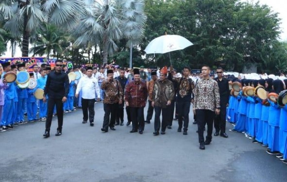 Menag RI didampingi Kakanwil Kemenag Kepri, Dr. Drs. H. Mukhlisuddin, SH, MA, Plh Dirjen Bimas Islam, Tarmizi Tohor, dan perwakilan Pemprov Kepri saat tiba di Hotel Golden Views. (istimewa)