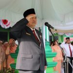 Kakanwil Kemenag Kepri, Dr. Drs. H. Mukhlisuddin, SH, MA, memimpin upacara bendera peringatan HAB ke-74 Kemenag RI di Kanwil Kemenag Kepri di Tanjungpinang, Jumat (3/1/2020) (istimewa).