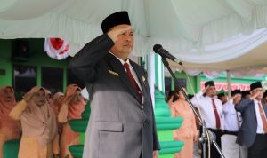 Kakanwil Kemenag Kepri, Dr. Drs. H. Mukhlisuddin, SH, MA, memimpin upacara bendera peringatan HAB ke-74 Kemenag RI di Kanwil Kemenag Kepri di Tanjungpinang, Jumat (3/1/2020) (istimewa).