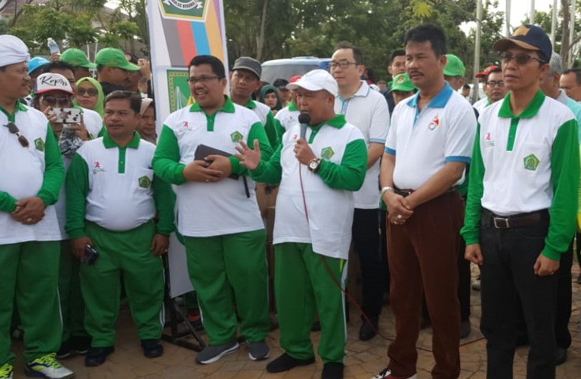 Kakanwil Kemenag Kepri (tengah), Dr. Drs. H. Mukhlisuddin, SH, MA, Walikota Batam, HM Rudi, Kakan Kemenag Kota Batam, H Zulkarnain Umar, Wakil Walikota Batam, Amsakar Ahmad, saat melepas peserta Jalan Sehat Kerukunan di Dataran Engku Putri. (damri/haluankepri.com)