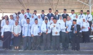 Walikota Batam, Muhammad Rudi dan Kepala kantor Kemenag Kota Batam, H. Zulkarnain Umar (tengah) serta jajaran di lingkungan Kemenag Batam foto bersama usai upacara HAB ke-74 Kemenag RI tingkat Kota Batam di Engku Putri, Batam Centre. (damri/haluankepri.com)